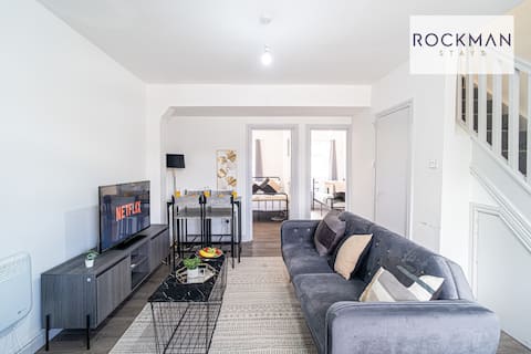 Top performing Airbnb: 3 Bedrm | Contractors | Parking | 20% Off in Swanscombe And Greenhithe