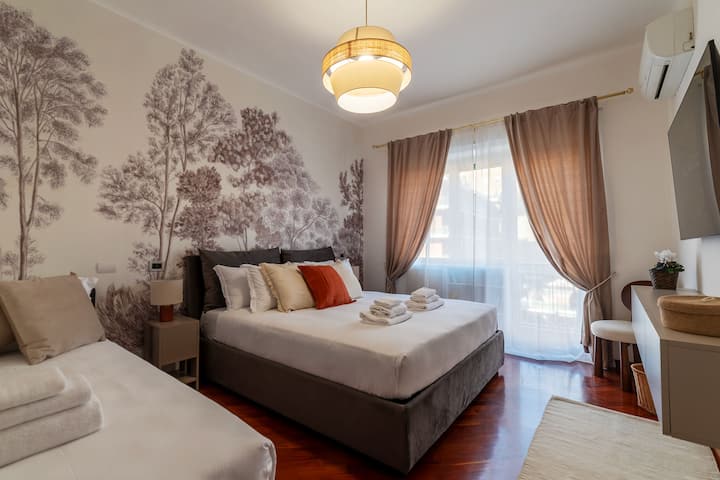 Affascinante camera da letto: sereno murales della foresta e letti soffici per il massimo relax a Roma!