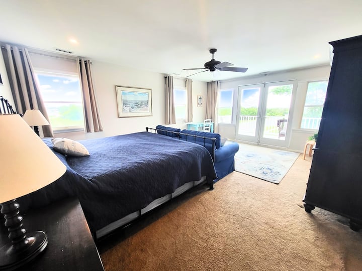Suite principal con puertas francesas que se abren a un balcón con vistas a la bahía de Delaware. Las vistas del atardecer son absolutamente impresionantes. Baño privado con bañera grande y ducha.