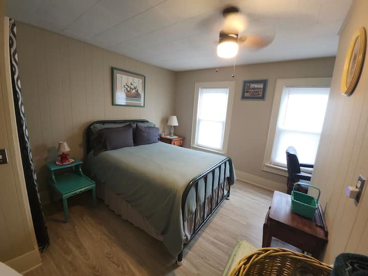 dormitorio #4 mesitas de noche con cama completa
y ventilador de techo