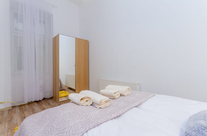 El primer dormitorio se abre por separado de la sala de estar con una cama doble y un armario.