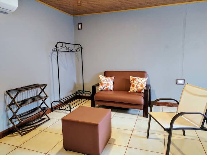 Rocas Downtown Apartment. Fast Wifi. King Size Bd. - La Fortuna