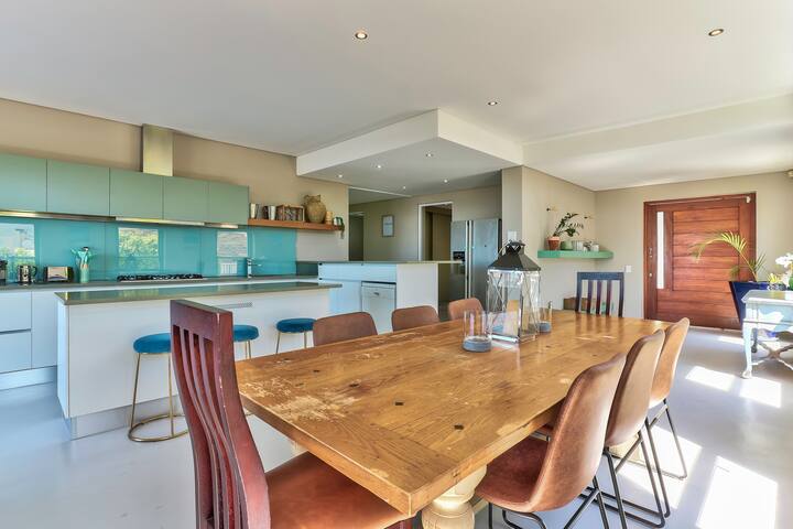 Top of the mountain – New Luxurious Vredehoek Home gallery image 2