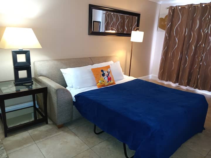 Acogedor sofá cama y un nuevo televisor inteligente con todas tus aplicaciones de streaming favoritas.