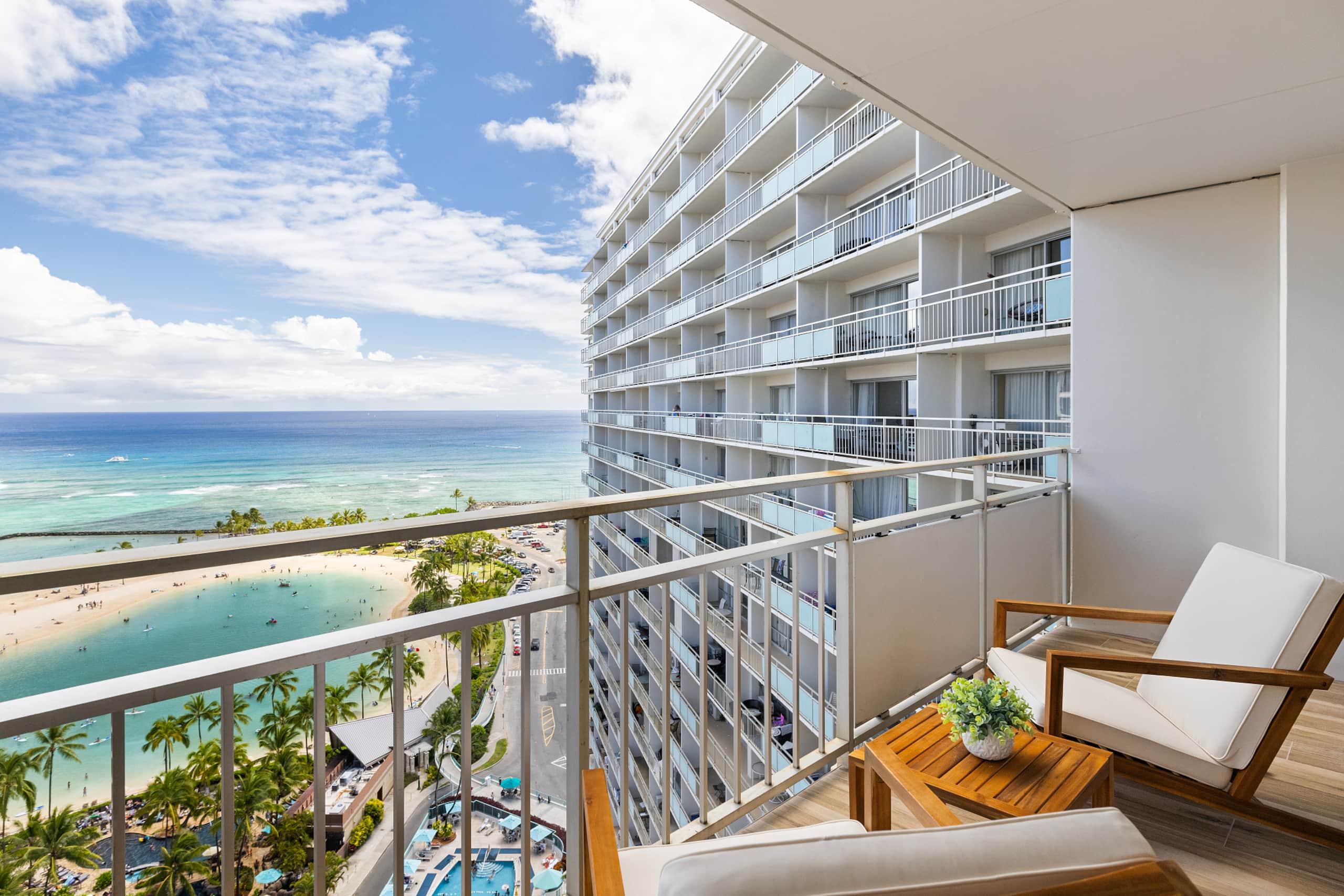 Ocean Breeze Retreat: Luxe High-Rise 21F - Image 8