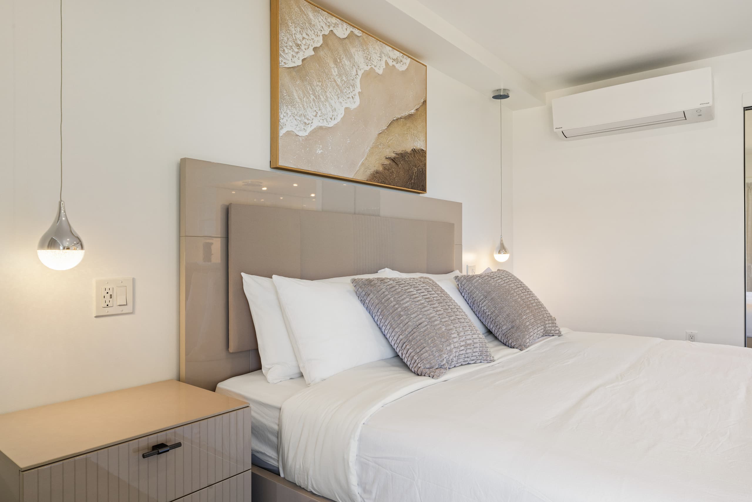 Ocean Breeze Retreat: Luxe High-Rise 21F - Image 12