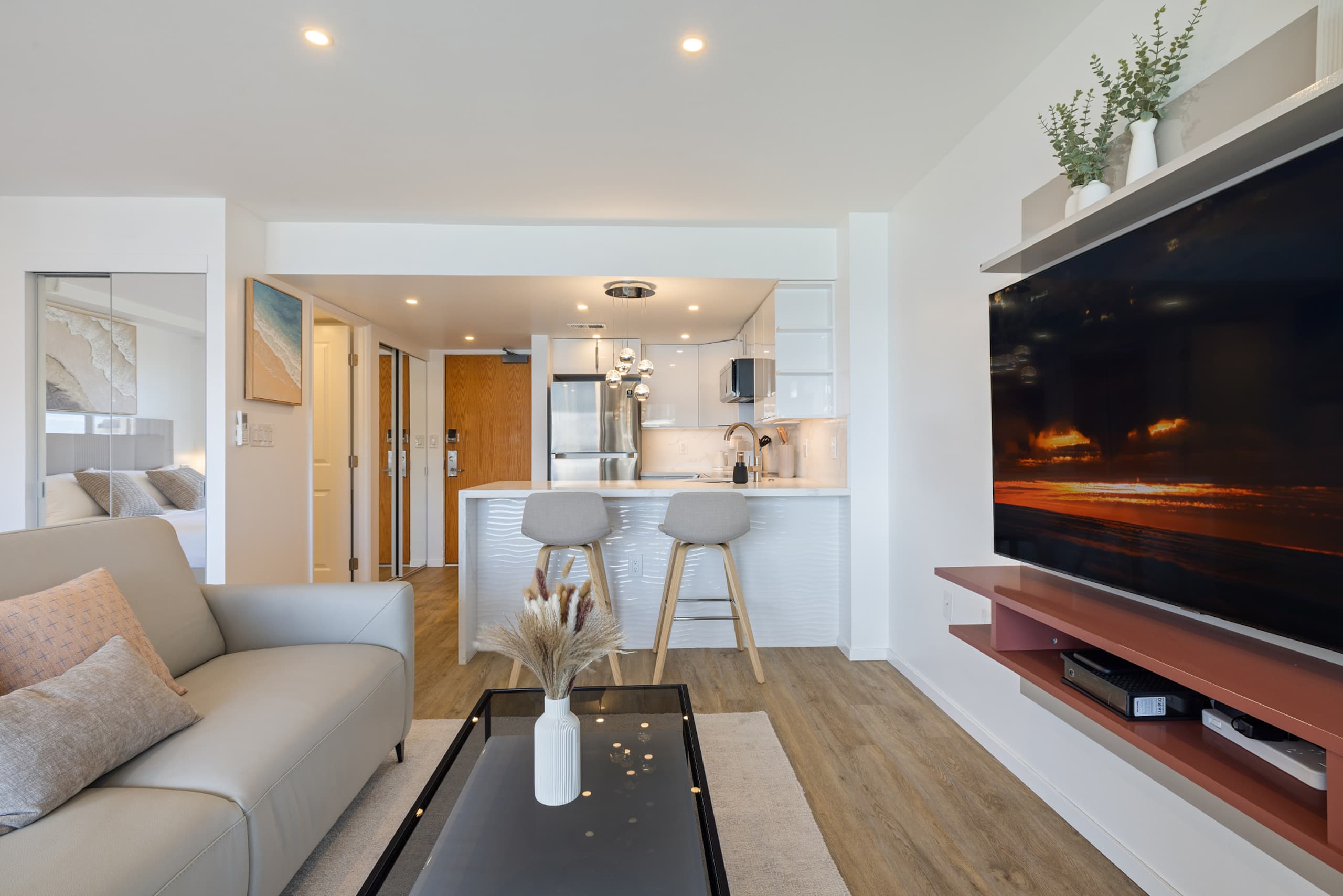 Ocean Breeze Retreat: Luxe High-Rise 21F - Image 18