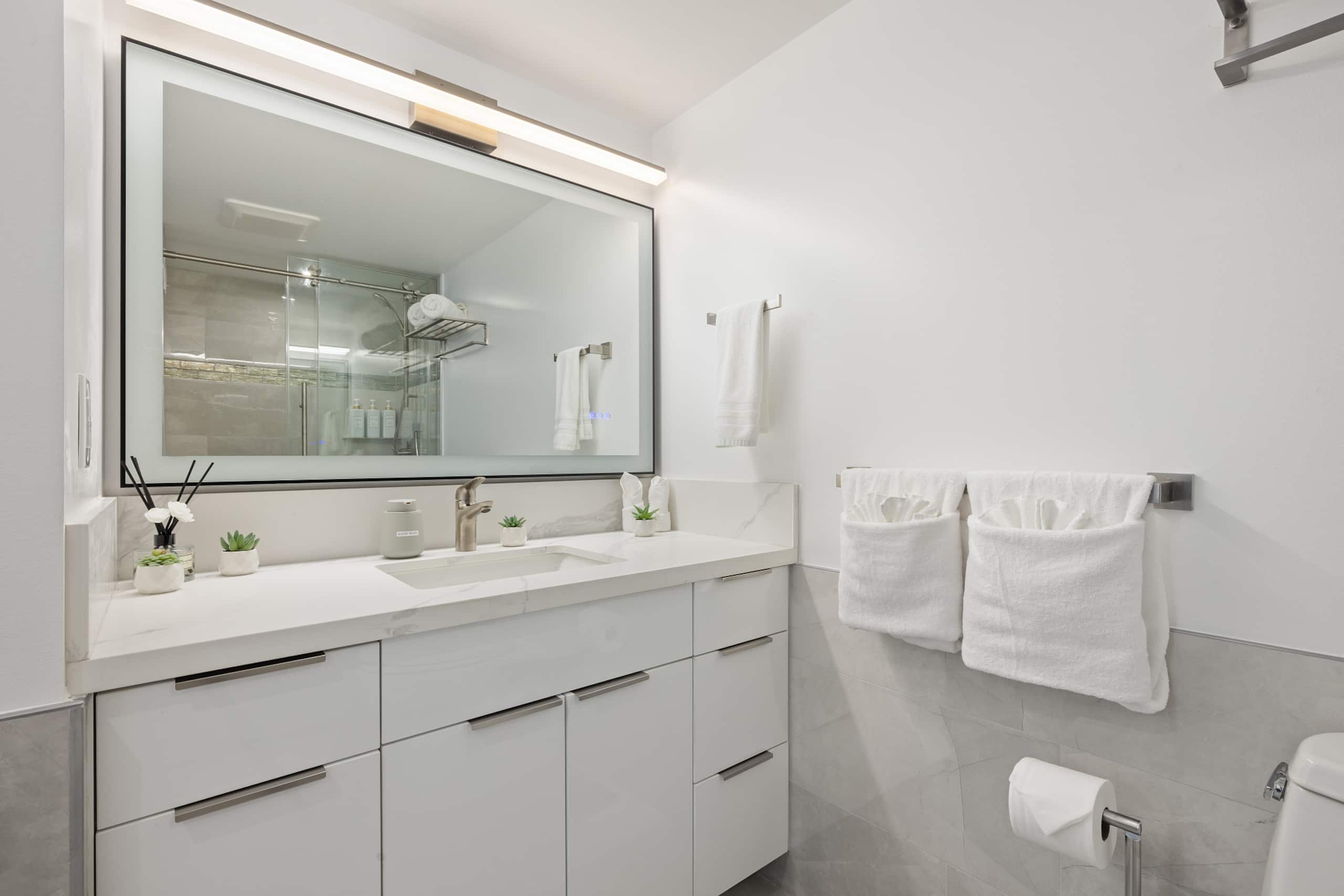 Ocean Breeze Retreat: Luxe High-Rise 21F - Image 15