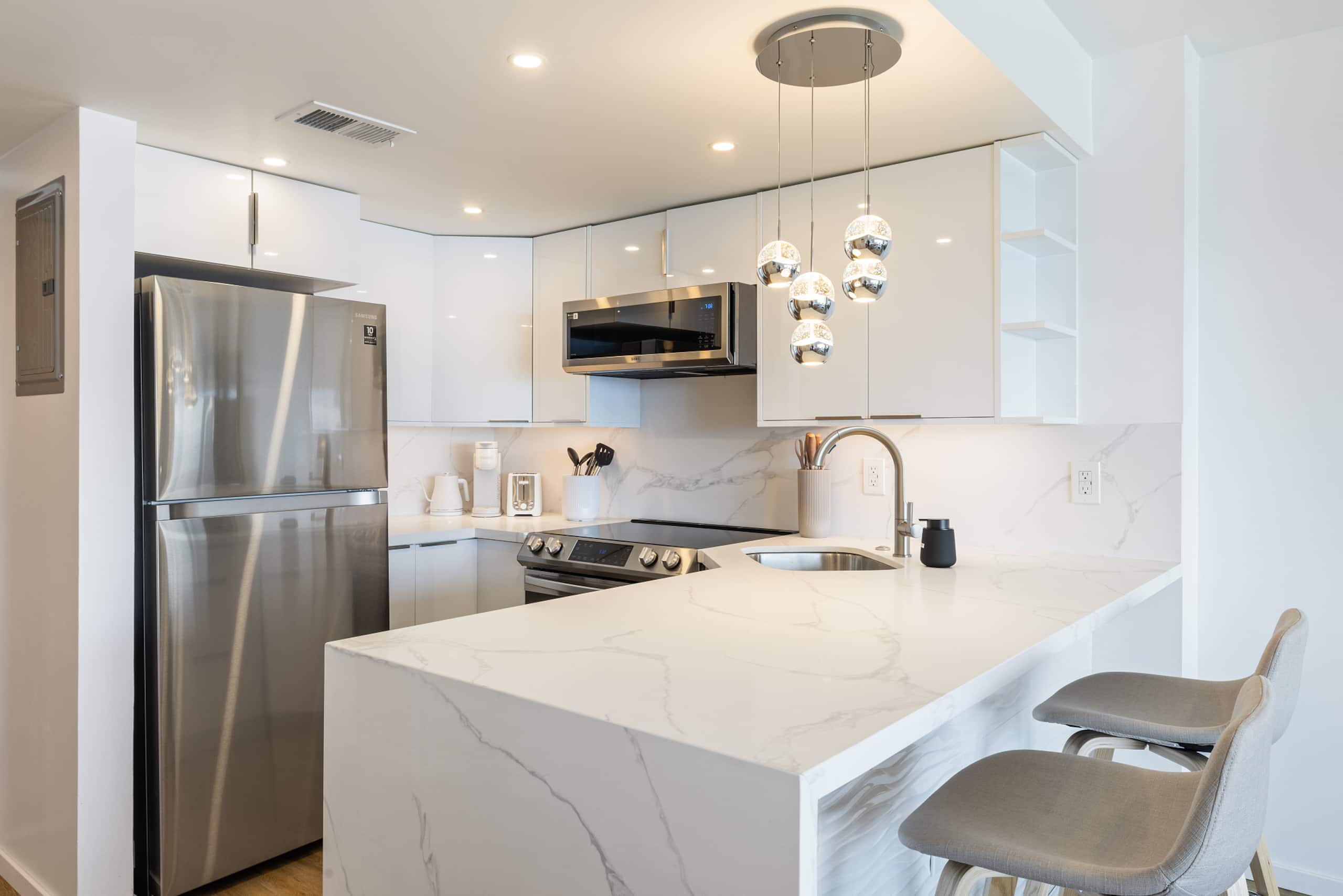 Ocean Breeze Retreat: Luxe High-Rise 21F - Image 17