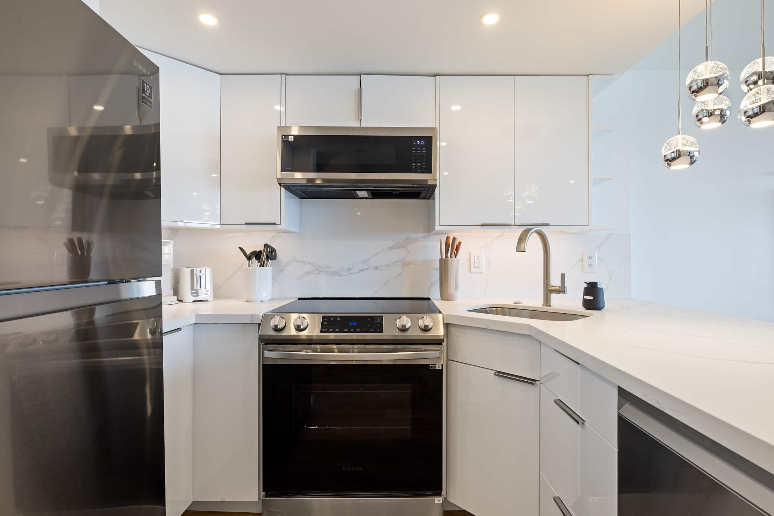 Ocean Breeze Retreat: Luxe High-Rise 21F - Image 31
