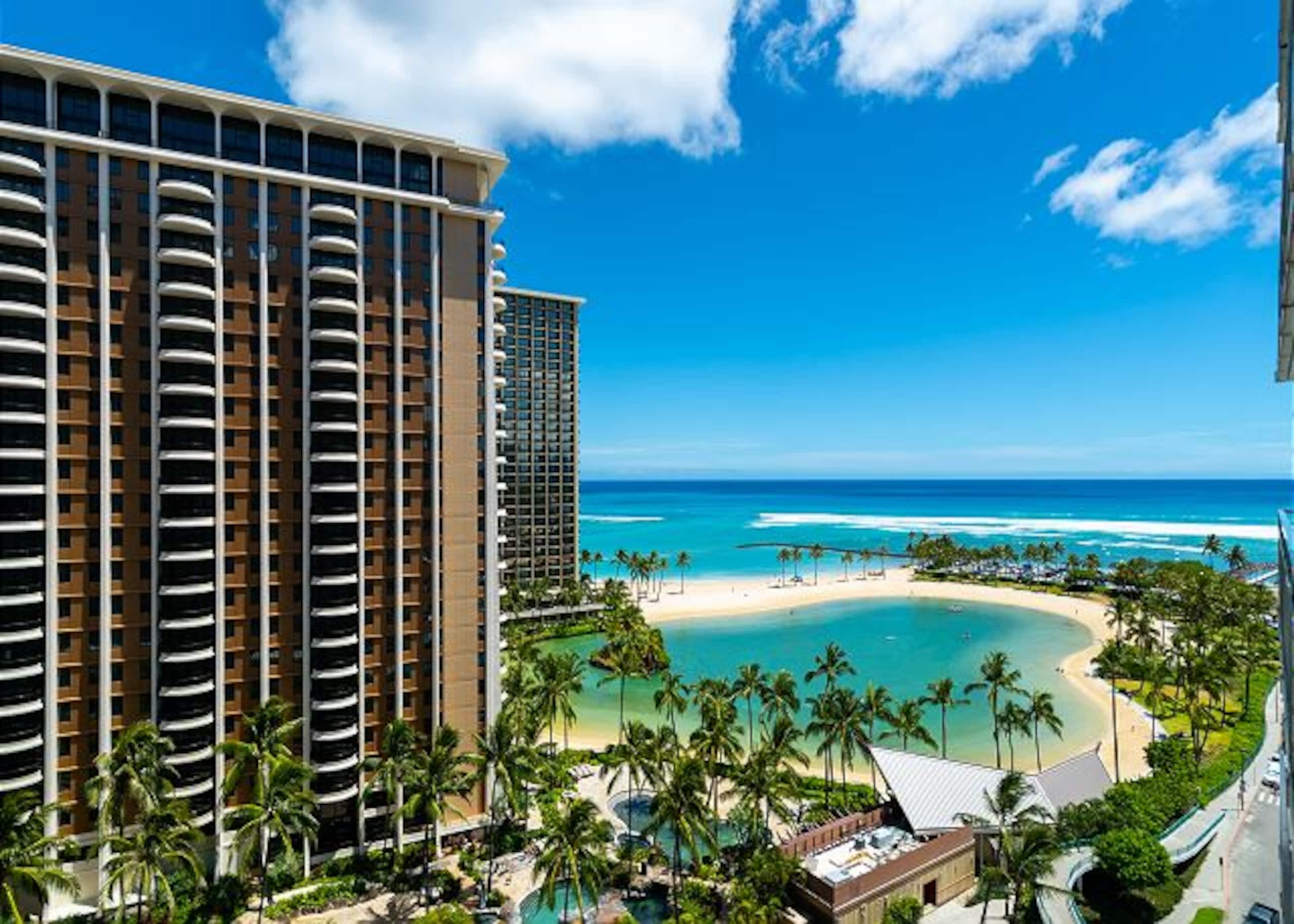 Ocean Breeze Retreat: Luxe High-Rise 21F - Image 24