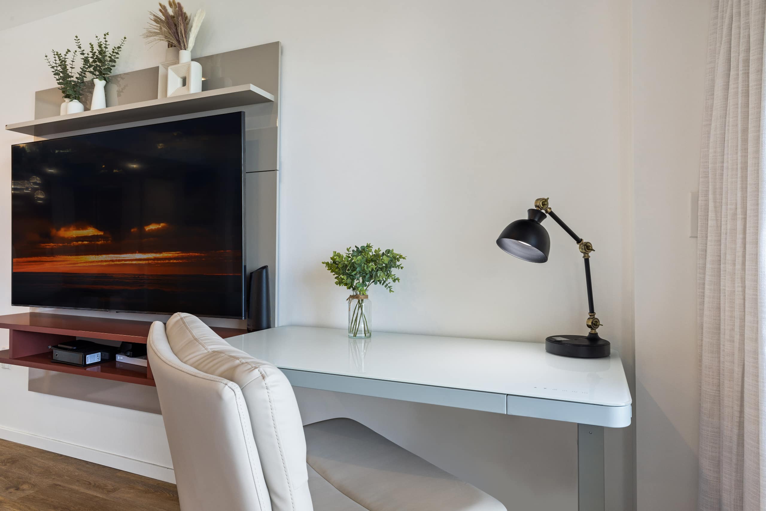 Ocean Breeze Retreat: Luxe High-Rise 21F - Image 23