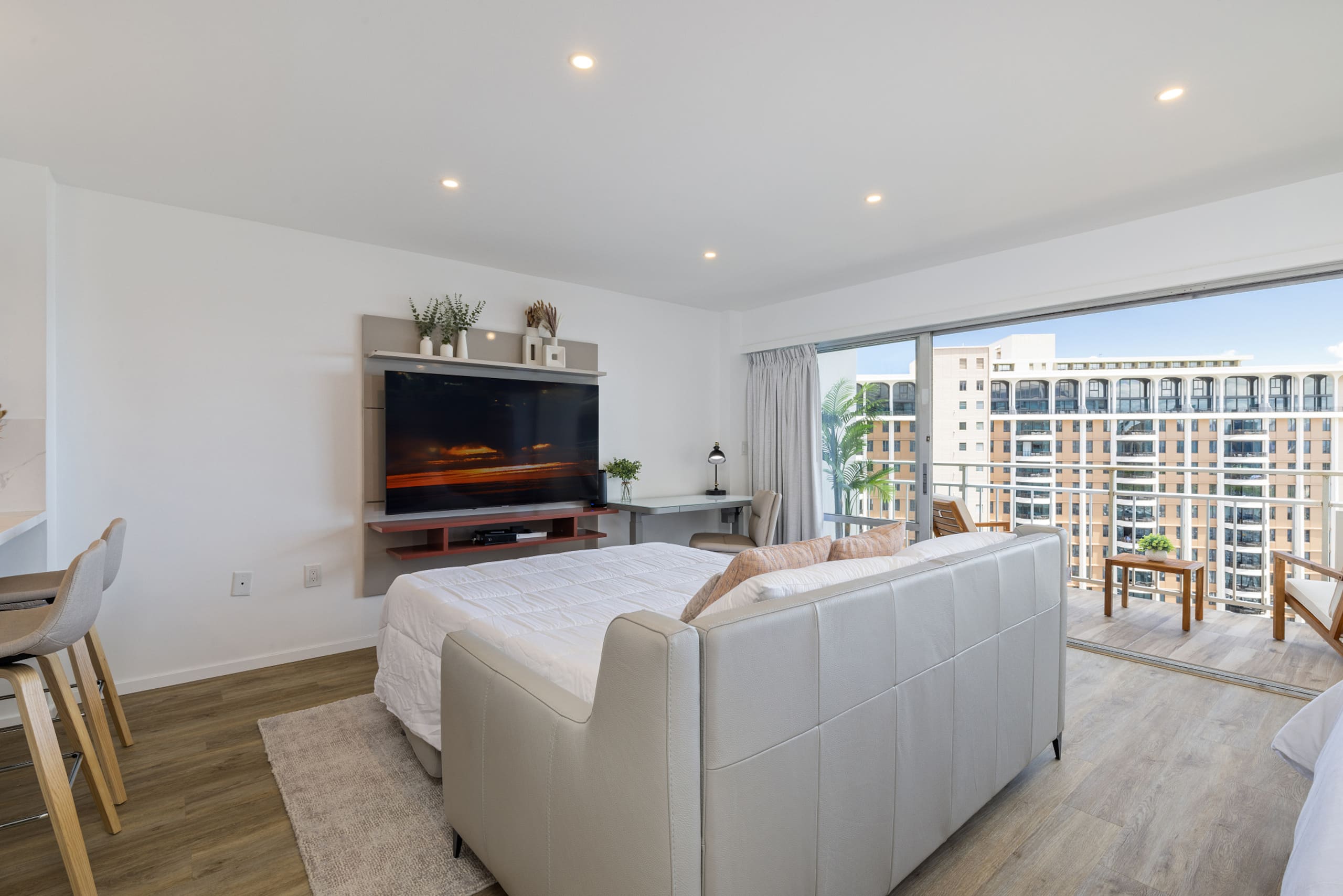 Ocean Breeze Retreat: Luxe High-Rise 21F - Image 9