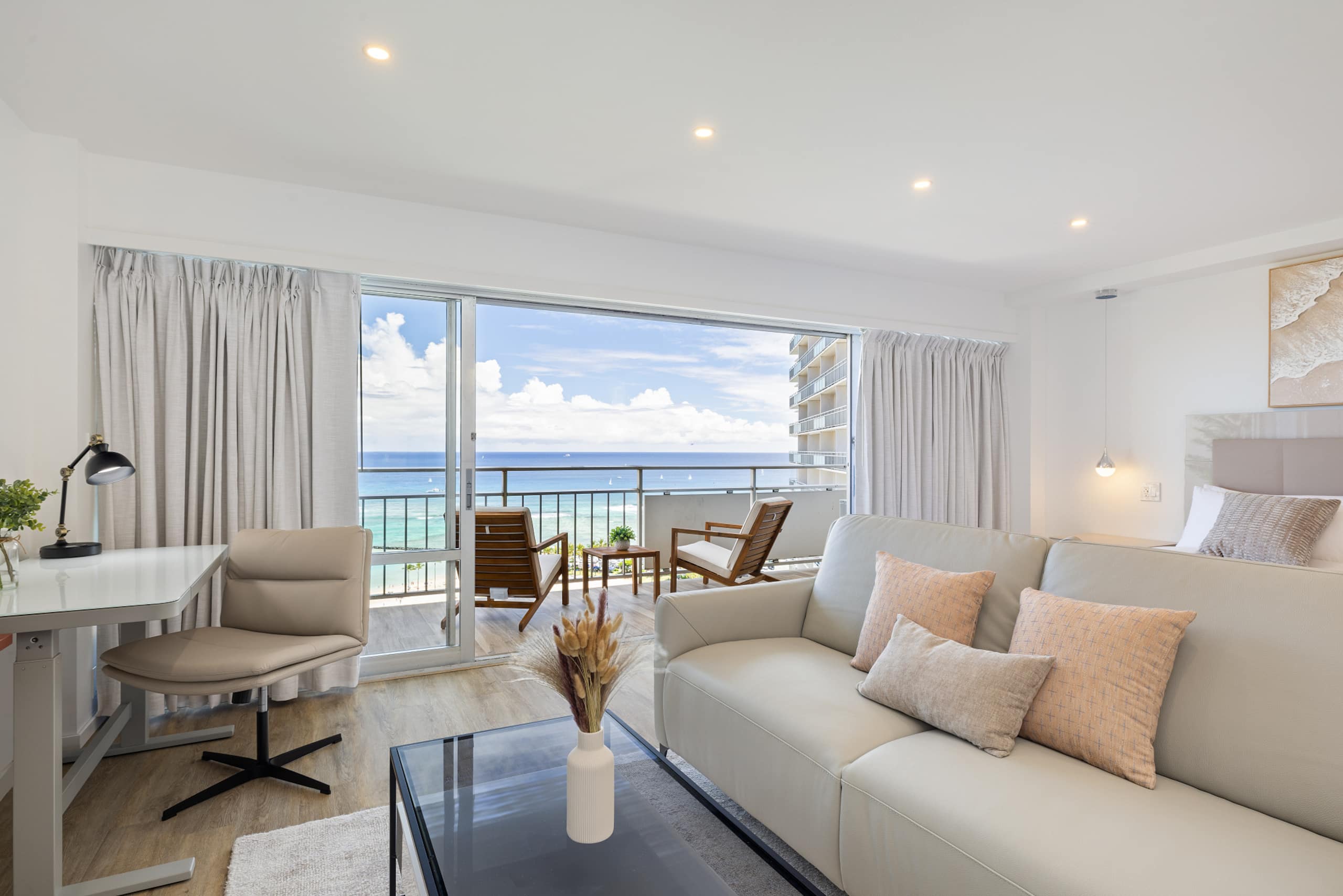 Ocean Breeze Retreat: Luxe High-Rise 21F - Image 1