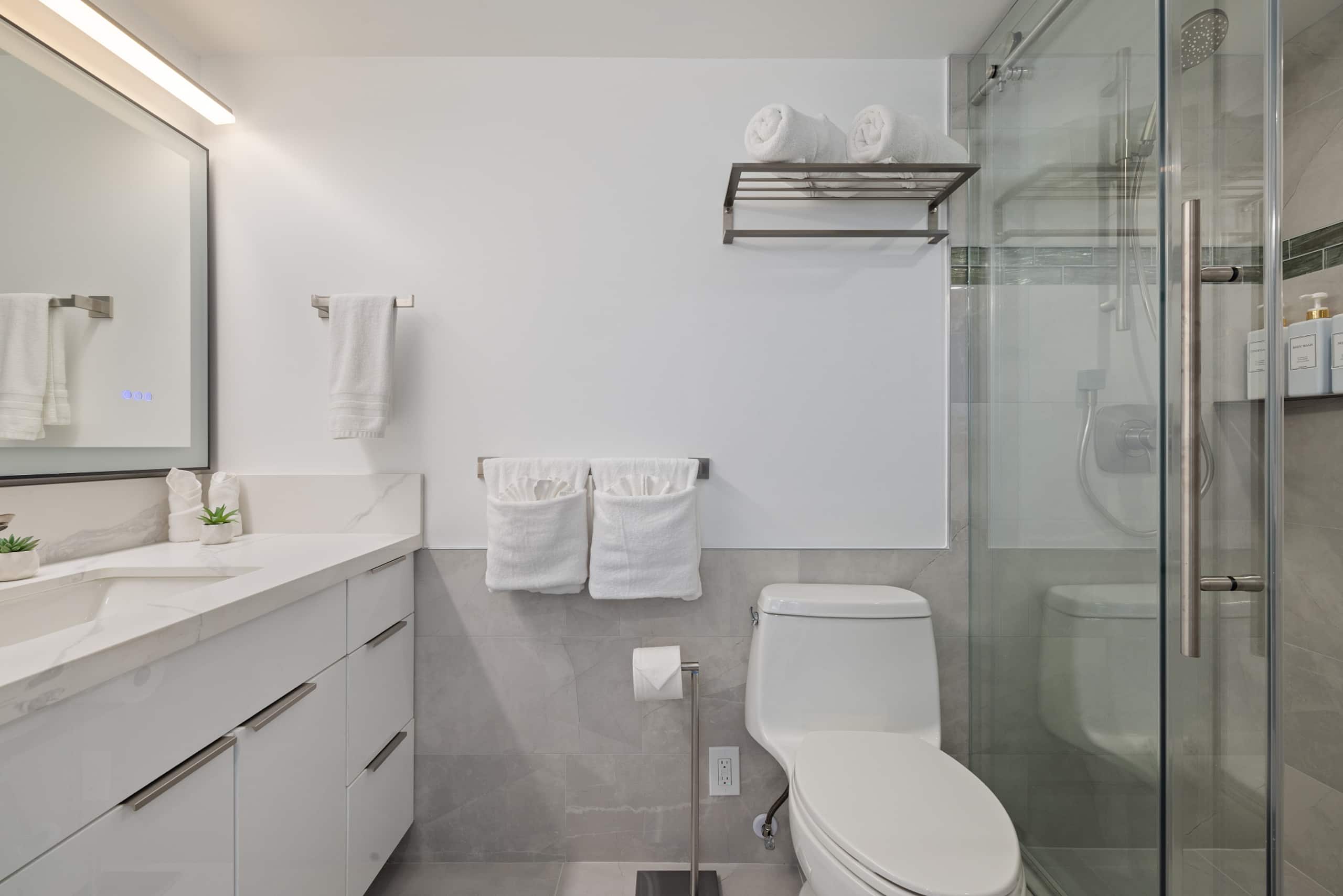 Ocean Breeze Retreat: Luxe High-Rise 21F - Image 14