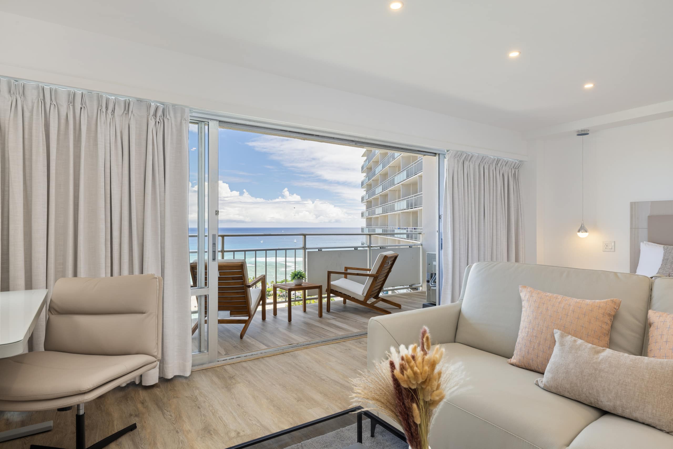 Ocean Breeze Retreat: Luxe High-Rise 21F - Image 5