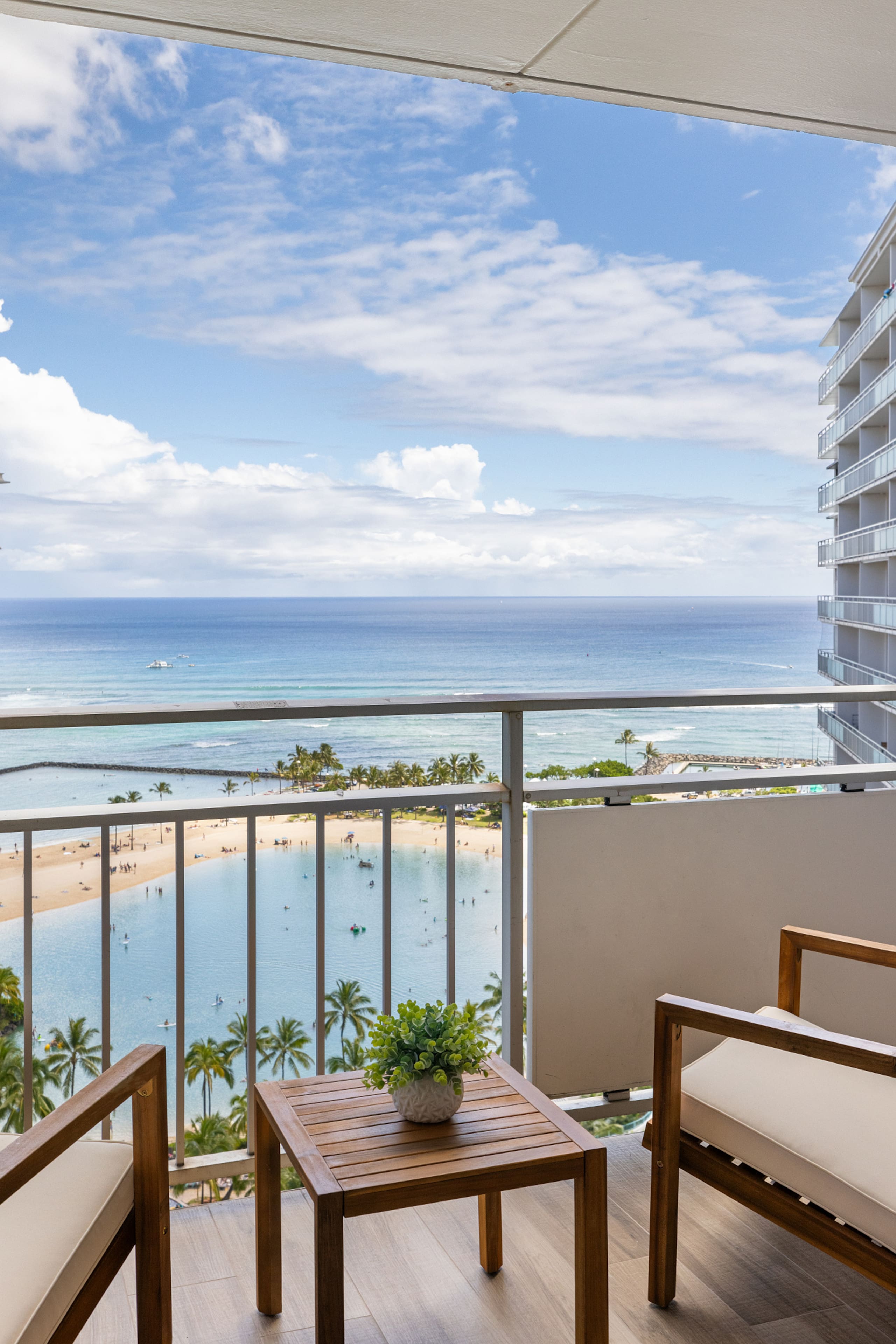 Ocean Breeze Retreat: Luxe High-Rise 21F - Image 2