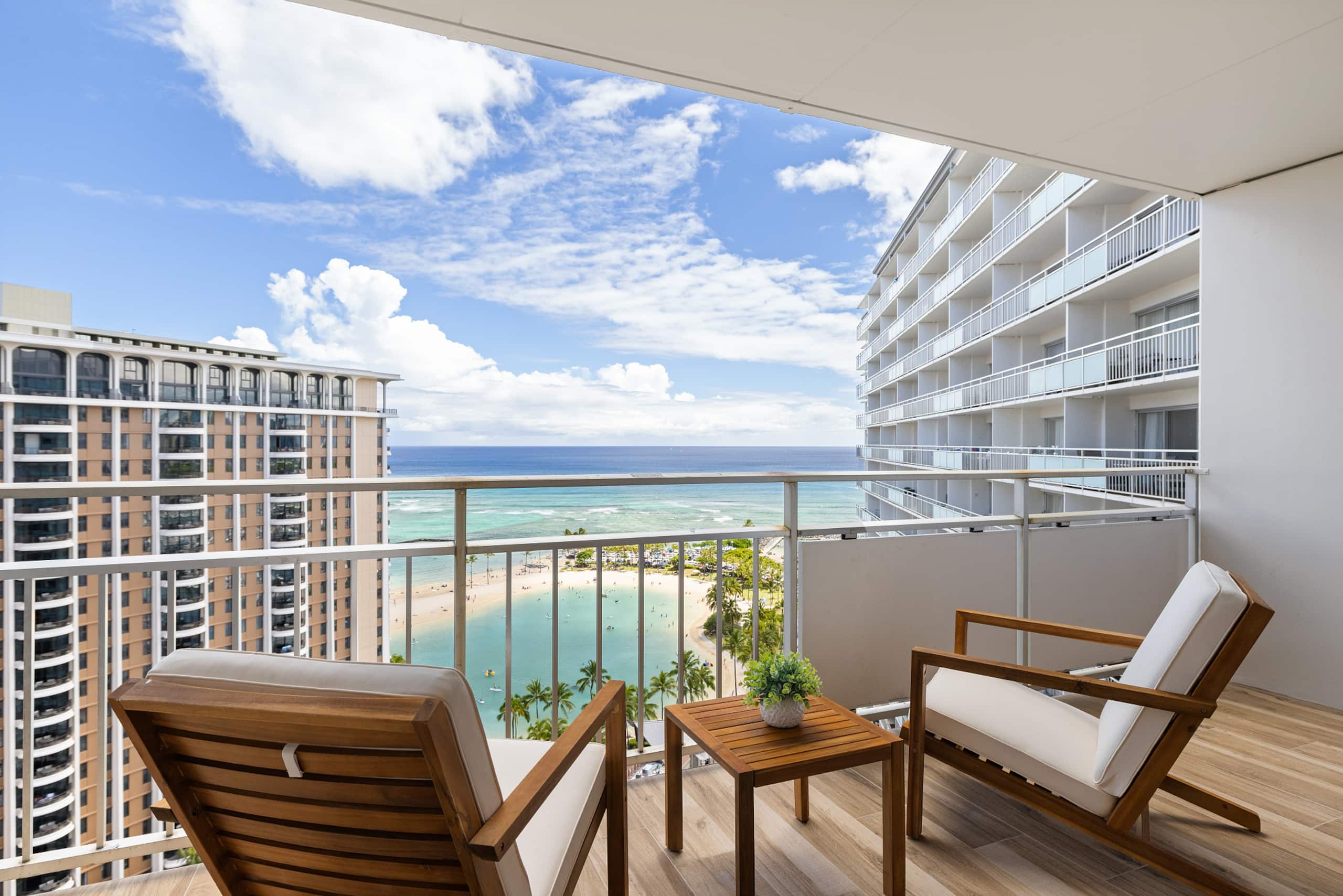 Ocean Breeze Retreat: Luxe High-Rise 21F - Image 3