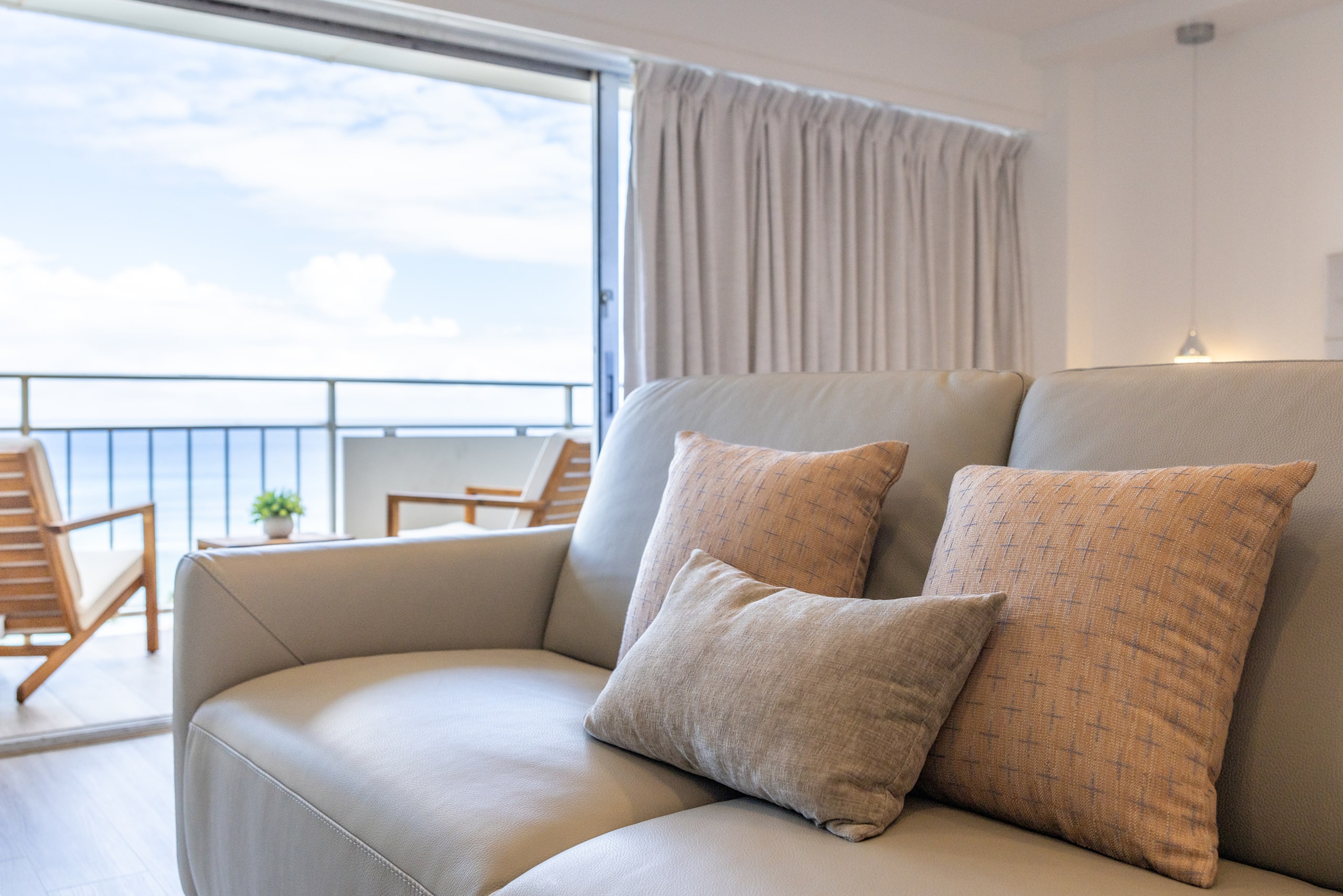 Ocean Breeze Retreat: Luxe High-Rise 21F - Image 4