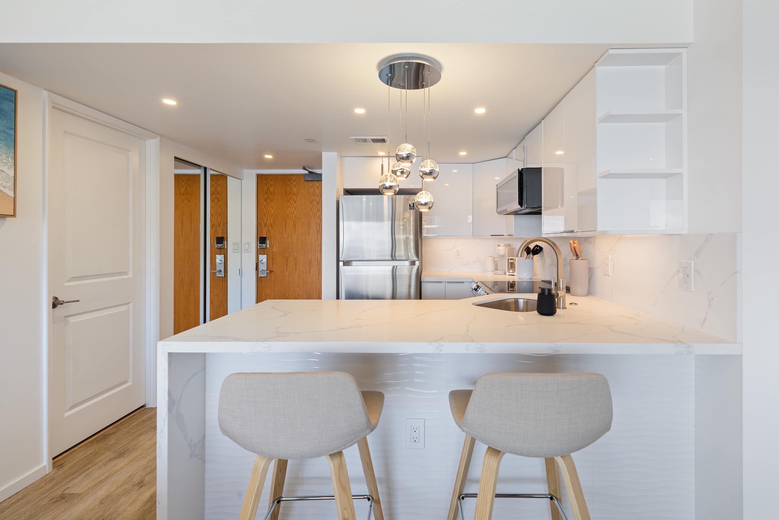 Ocean Breeze Retreat: Luxe High-Rise 21F - Image 21