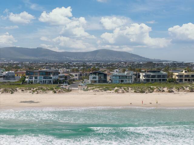 Beachfront Lodge – First row on the Spot gallery image 5