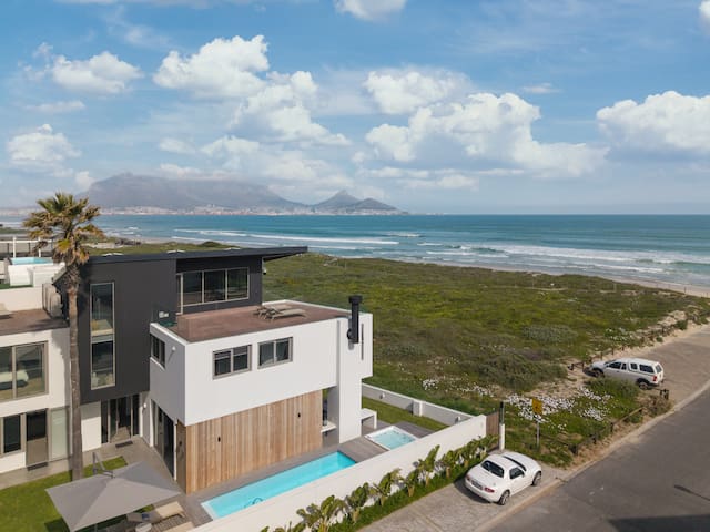 Beachfront Lodge – First row on the Spot