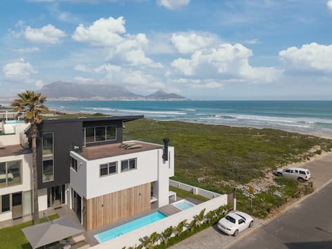 Beachfront Lodge - First row on the Spot