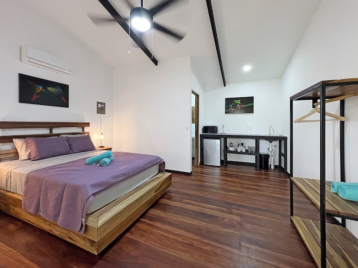 Casa Gloria features AC, a comfy Queen bed with a pillowtop mattress and wardrobe. The kitchenette includes a mini fridge, microwave, toaster, French press coffee maker, tea kettle, wine glasses and a complete set of dishes and utensils.