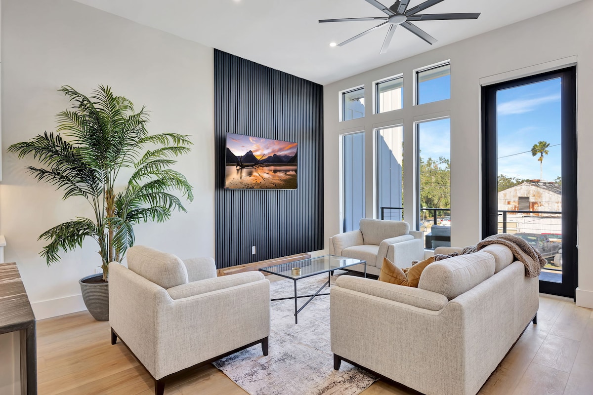 Top performing Airbnb: New Upscale Retreat Downtown Dunedin w/ Balcony in Dunedin