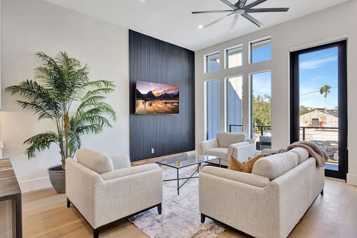 New Upscale Retreat Downtown Dunedin W/ Balcony - Dunedin, FL
