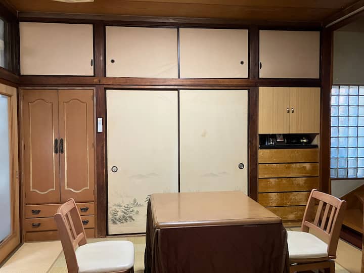 Vľavo je truhlica na oblečenie.　Stred je zatlačený dovnútra.　Úložný priestor v zásuvke vpravo.　Po vašej pravici sú schody.
Vyjdite hore schodmi a vysušte si bielizeň na chodbe na 2. poschodí.Môžete ho odomknúť z prvého poschodia.
Chodba na 2. poschodí je zdieľaná so mnou.
Centrálny stôl kotatsu je možné v zimnom období zmeniť na zapustený kotatsu, ak nás vopred kontaktujete.V takom prípade je smer, ktorým je futon položený, obmedzený.Budem ho používať aj s vankúšom.
