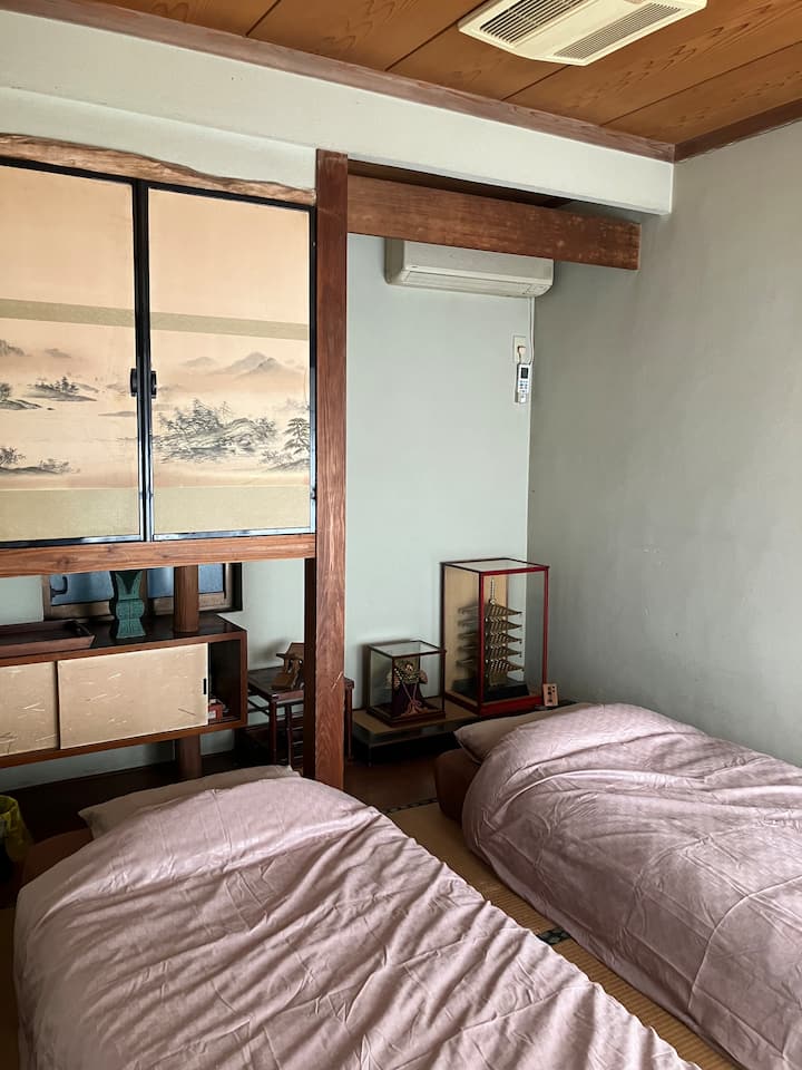 Klimatizácia vzadu nie je veľmi účinná, ale
Klimatizácia v druhej miestnosti zabezpečí dostatočné chladenie, takže sa nemusíte obávať.