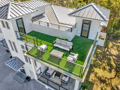Rooftop/Elevator/FencedYard! Downtown Lux Townhome