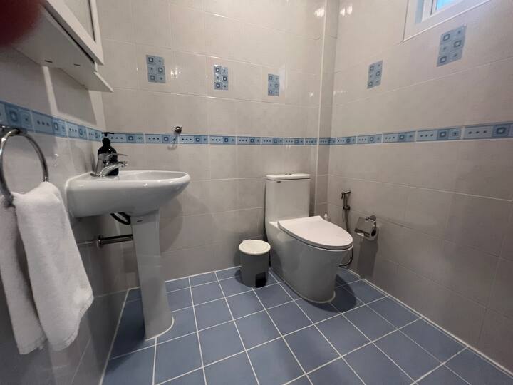 Full bathroom 5 image 1