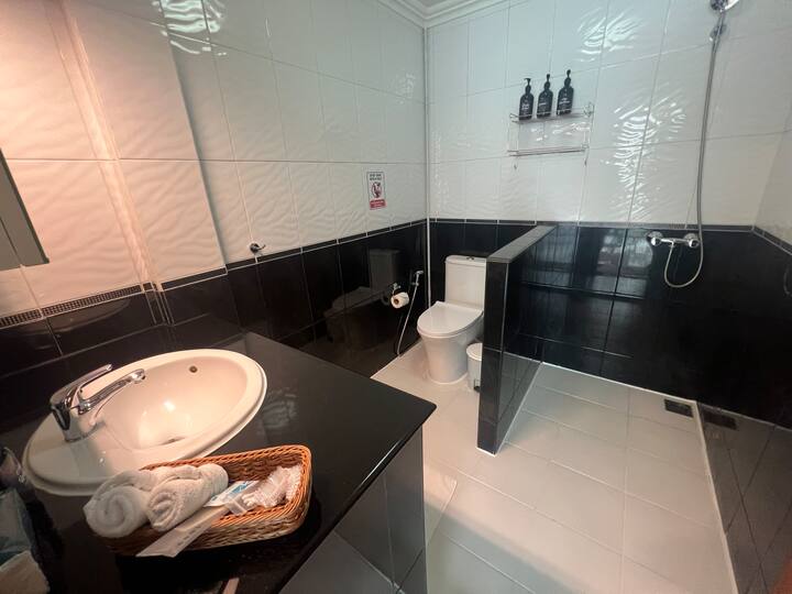 Full bathroom 2 image 1