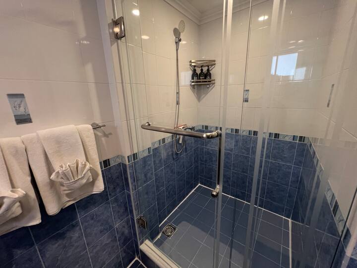 Full bathroom 3 image 1