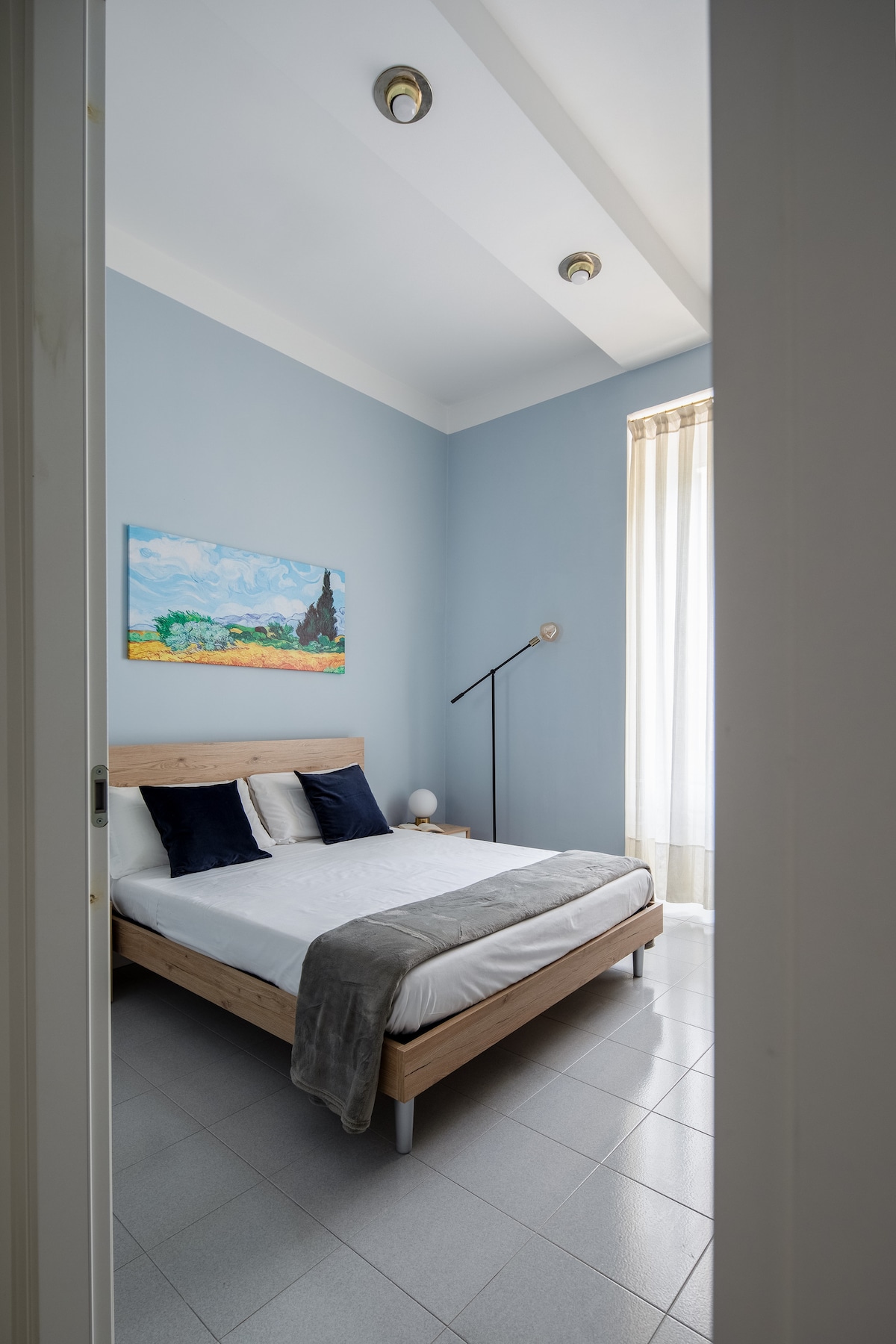 Გრძელ დერეფანში მარცხენა პირველი კარიდან შედიხართ პირველ საძინებელში, რომელიც განათებულია დიდი ფანჯრით, რომელიც შიგნიდან გადაჰყურებს: ორადგილიანი საწოლი (160 × 200 სმ), ორი გარდერობი, სამუშაო მაგიდა სავარძლით და ჭკვიანი ტელევიზორი კედელზე