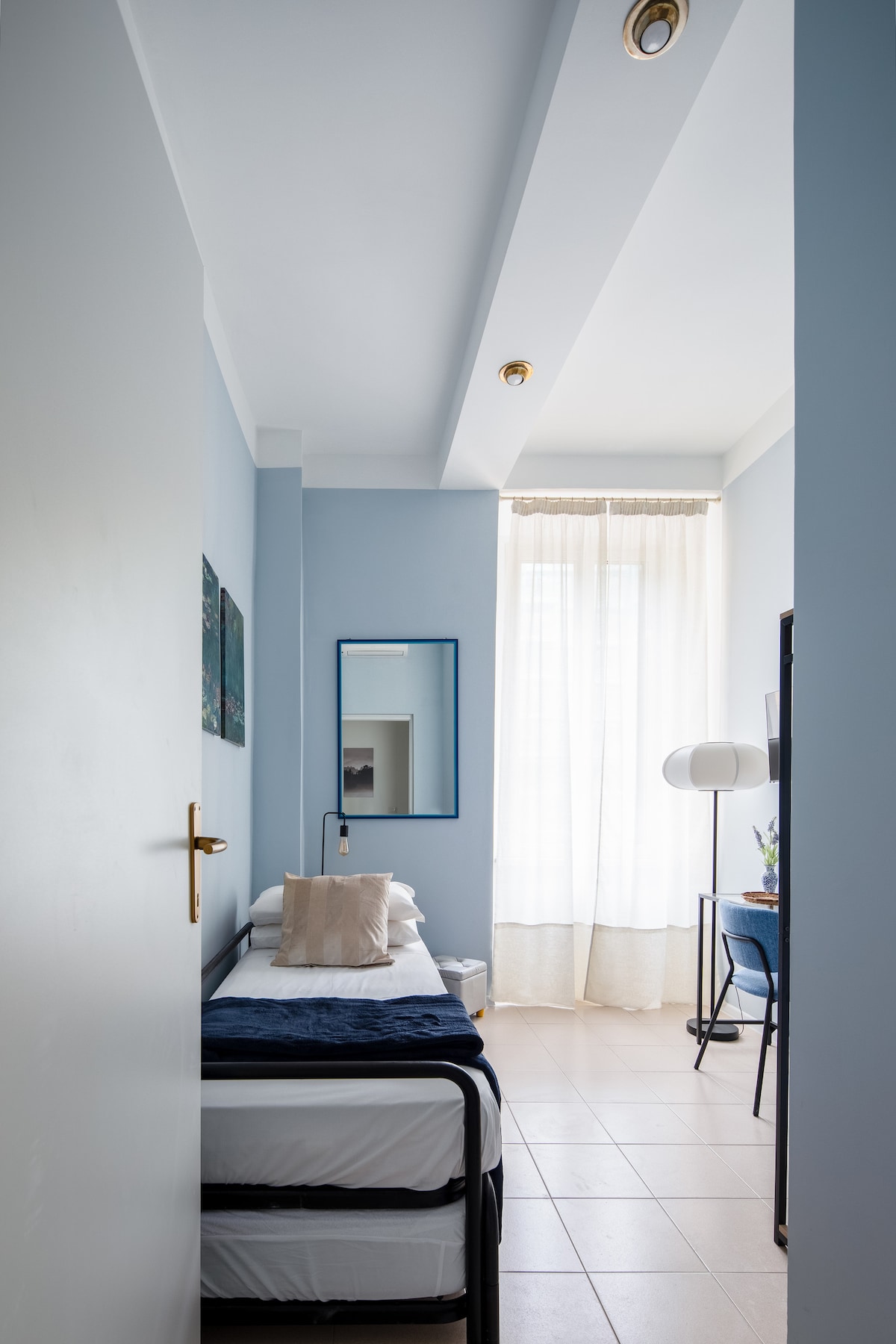 Გრძელ დერეფანში, მარცხენა მეორე კარიდან შედიხართ მეორე საძინებელში, რომელიც განათებულია დიდი ფანჯრით, რომელიც ინტერიერს გადაჰყურებს: ერთადგილიანი საწოლი (90x200სმ), ორდღიანი კარადა, სამუშაო მაგიდა დასაჯდომით და ჭკვიანი კედლის ტელევიზორი