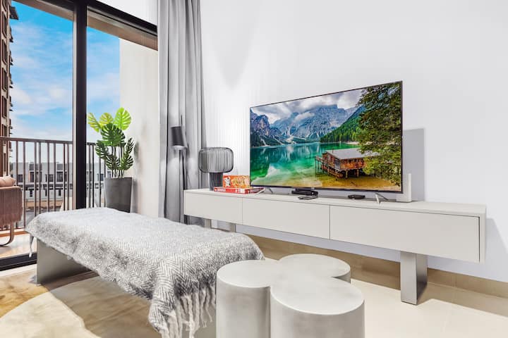 Sala de estar: ¡Disfruta de la luz natural con impresionantes vistas y muebles elegantes para la máxima relajación!