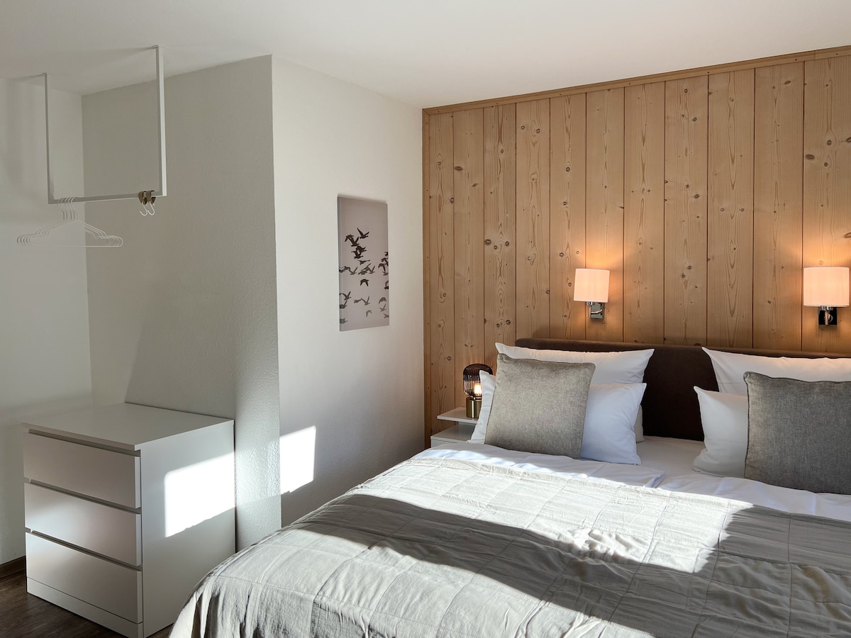 Una combinación de armario compacto ofrece espacio de almacenamiento funcional para ropa y accesorios y garantiza el orden en la habitación.