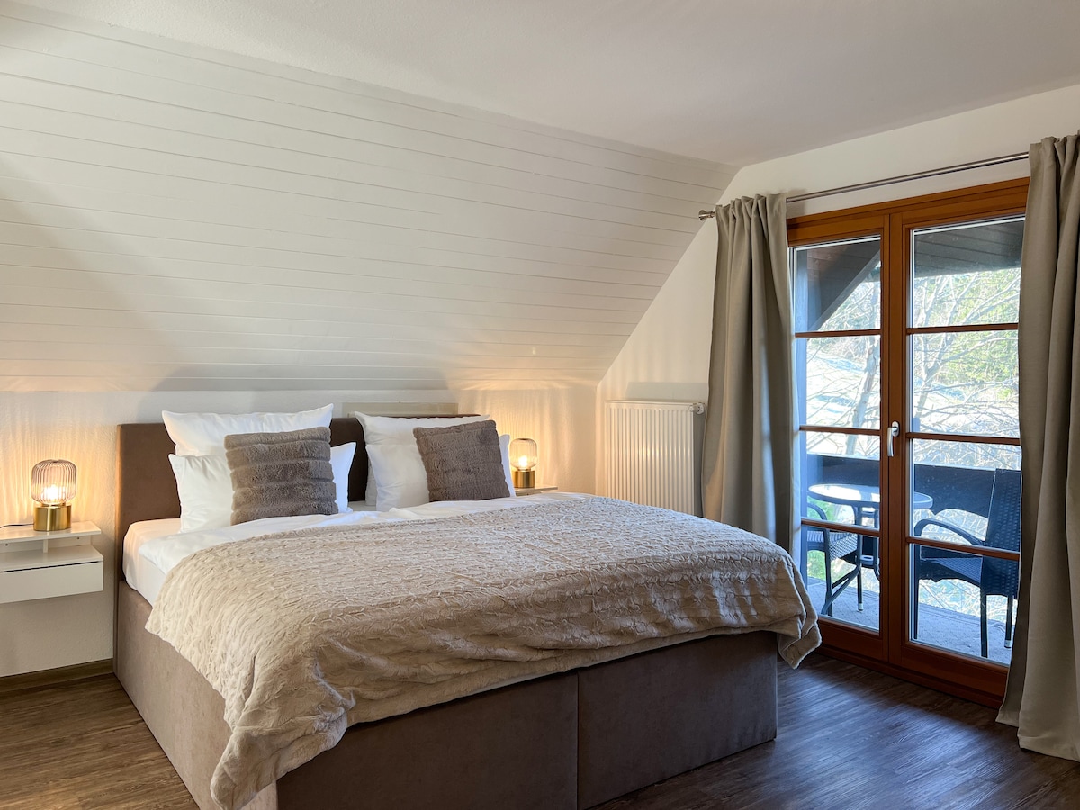 El dormitorio está equipado con una cómoda cama de somier (180 x 200 cm), lo que garantiza un buen sueño nocturno y una noche de sueño agradable.