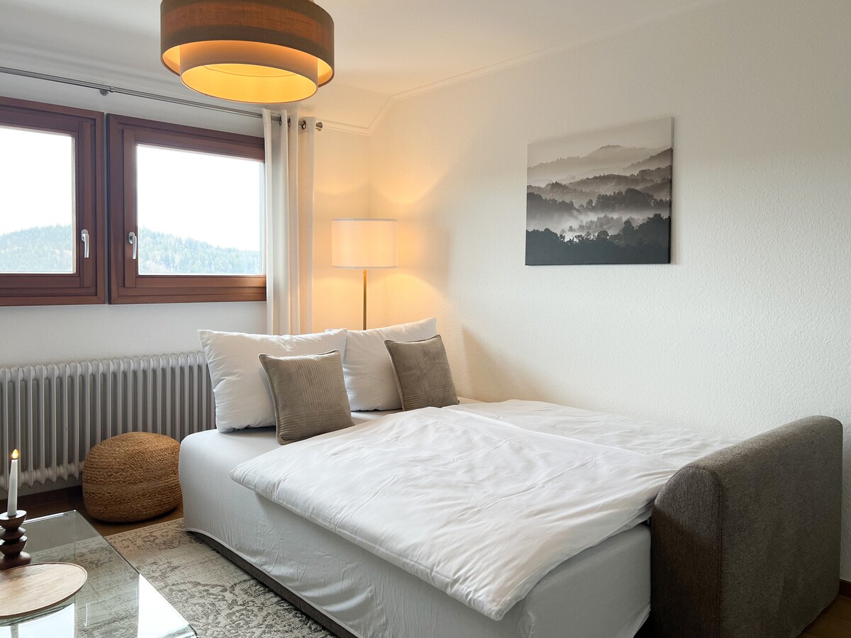 El sofá de sombreado en la sala de estar se puede doblar en un sofá cama (160 x 200 cm) y ofrece la mejor calidad de sueño que apenas es diferente de una cama normal.