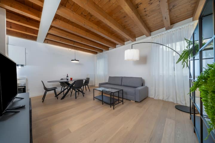 סלון עם ספה נפתחת מרגיעה