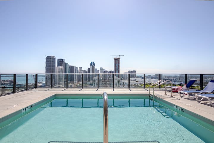 Stylish High-rise | Balcony + Free Parking - Miami, FL