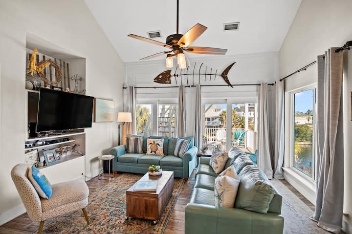 Отворен план на катот со крајбрежен декор со поглед кон каналот.