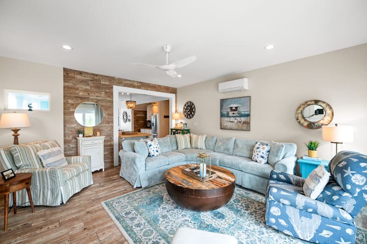 Втор простор за живеење со поглед на реката Оле и игралиштето за тенис/туршија. 