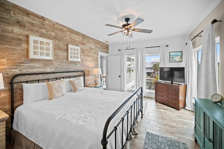 Брачен апартман на главниот кат со поглед на базенот и каналот.