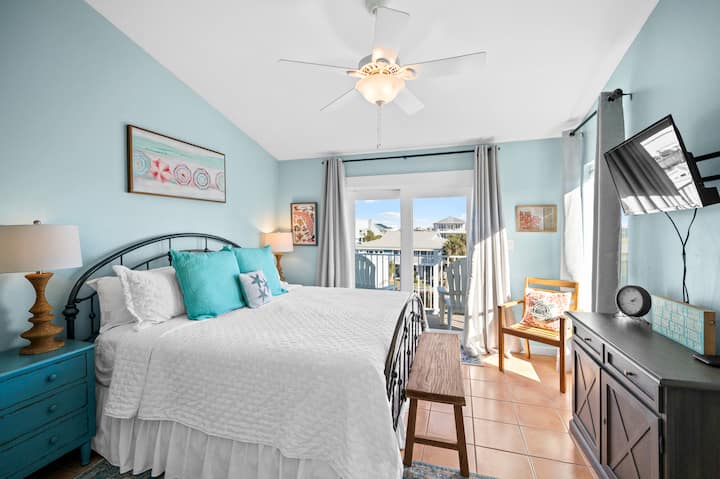 Брачен апартман на 2 кат со приватен балкон, поглед на базен и поглед на каналот. 