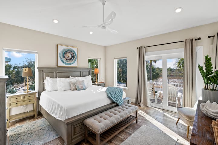 Главен апартман на главниот кат со брачен кревет (широк 150-179 см) и поглед на реката Оле.  Приватен балкон!