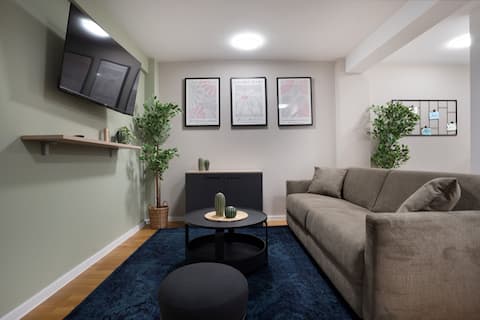 Deluxe 1-Bedroom apartment with terrace|home2share